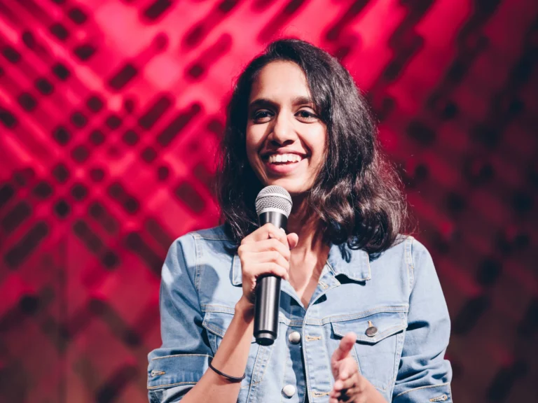 Indian stand-up comedian Niveditha Prakasam performing live.